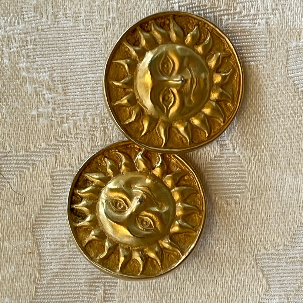 Vintage 1990s smiling sun face goldtone pierced earrings - Picture 4 of 9